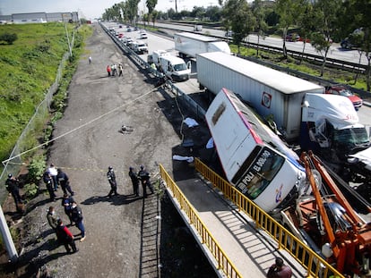 Un tráiler impactó contra un camión de transporte público en la carretera México-Querétaro, en 2021.