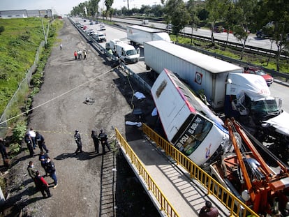 Un tráiler se impactó contra un camión de transporte público en la carretera México-Querétaro, en 2021.