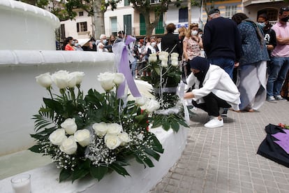 Vecinos de Sa Pobla ponen flores y guardan un minuto de silencio frente al Ayuntamiento de la localidad mallorquina en repulsa del asesinato machista ocurrido allí el 18 de mayo.