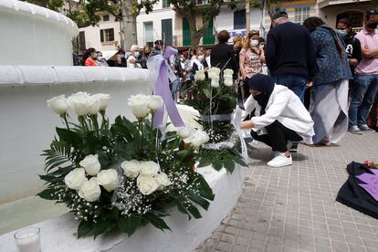 Vecinos de Sa Pobla ponen flores y guardan un minuto de silencio frente al Ayuntamiento de la localidad mallorquina en repulsa del asesinato machista ocurrido allí el 18 de mayo.