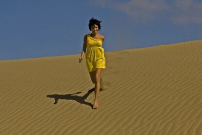 Raquel del Rosario pasea por las dunas de Maspalomas (Gran Canaria).