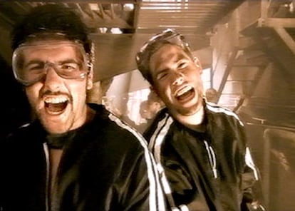 David (a la izquierda) y José Muñoz, en una imagen del videoclip de <i>Pastillas de freno.</i>