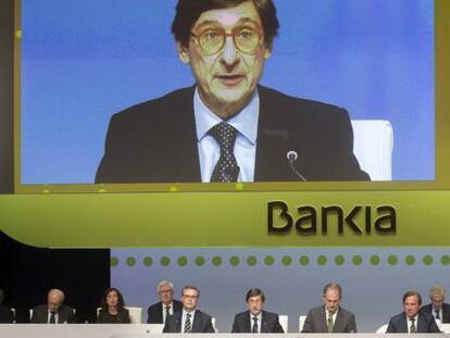 El presidente de Bankia Jose Ignacio Goirigolzarri (6i), durante la junta de accionistas de la entidad.