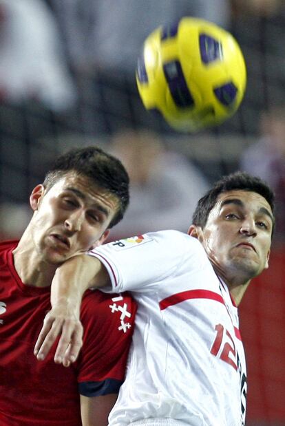 Oier y Navas disputan el balón.