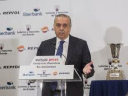 Jos&eacute; Luis S&aacute;ez, presidente de la Federaci&oacute;n Espa&ntilde;ola de Baloncesto, junto al trofeo de la Copa del Mundo de baloncesto.