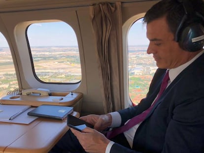 Pedro Sánchez escribe en su teléfono móvil durante un viaje oficial en 2020.