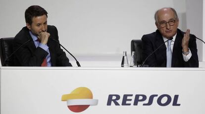 Josu Jon Imaz, consejero delegado de Repsol, y Antonio Brufau, presidente de Repsol