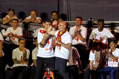 El capitn ?lvaro Morata y el seleccionador Luis de la Fuente, durante la celebracin en Cibeles.