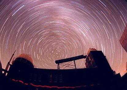 Imagen del cielo tomada con exposición con la estrella Polar en el centro.