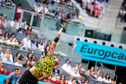 Saque de Alcaraz ante Struff.
