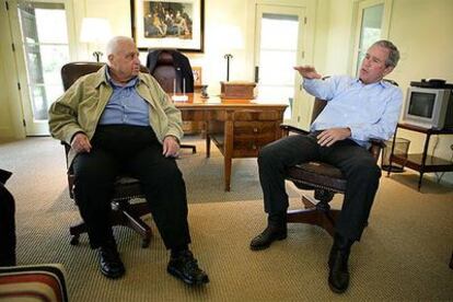 El presidente Bush charla con el primer ministro israelí, Ariel Sharon, en su rancho de Crawford (Tejas).