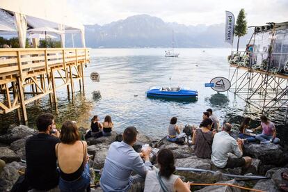 Visitantes disfrutan en los alrededores del lago Leman durante esta edici&oacute;n del Festival de Jazz de Montreux.