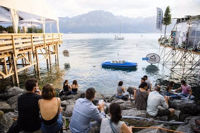 Visitantes disfrutan en los alrededores del lago Leman durante esta edici&oacute;n del Festival de Jazz de Montreux.