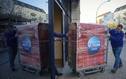 Miembros del SPD alemán transportan papeletas para la votación sobre la Gran Coalición.