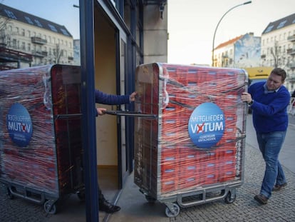 Membros do SPD alemão transportam cédulas para a votação deste domingo.