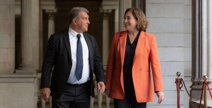 El presidente del FC Barcelona, Joan Laporta, y la alcaldesa de Barcelona, Ada Colau, este jueves