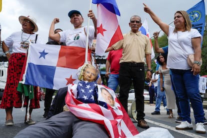 Panameños se manifiestan contra los deseos de EE UU de retomar el control del canal el 31 de enero en Ciudad de Panamá.