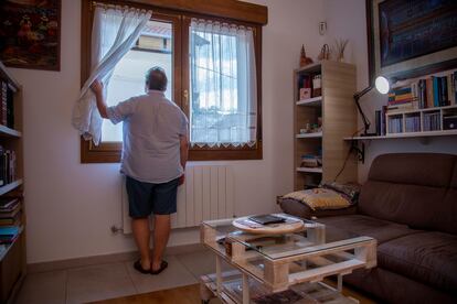 El inversor Pedro Fernández, de espaldas en su casa de Bilbao. 