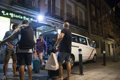 Un grupo de amigos de Palma de Mallorca llegan en taxi al piso donde se van a alojar en Madrid, el viernes pasado.