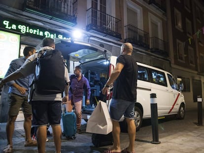 Un grupo de amigos de Palma de Mallorca llegan en taxi al piso donde se van a alojar en Madrid, el viernes pasado.