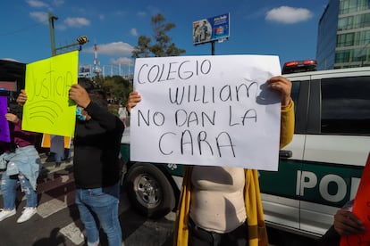 Familiares del menor Abner a las afueras del colegio. 