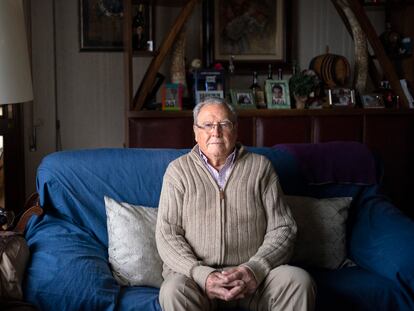 Miguel García, de 84 años, posa en el salón de su vivienda en Madrid, sobre la que recae una hipoteca inversa.