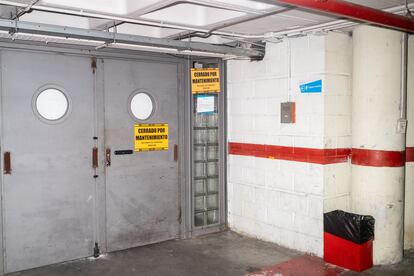 Puertas de acceso al centro comercial desde el parking cerradas.