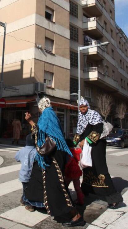 Dos mujeres, con sus hijos, en el centro de Salt.