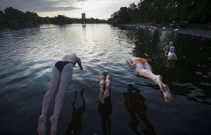 Varias personas disfrutan de un baño a primera hora en el lago Serpentine en Londres, Reino Unido. El Club Serpentine se fundó hace 140 años y desde entonces, sus miembros disfrutan del baño en el lago Serpentine en el parque de Hyde Park en Londres.