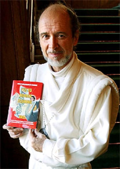 Claude Vorilhon, alias Rael, posa con su libro a favor de la clonación.