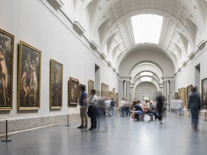 Visitantes en la galería central del Museo del Prado.