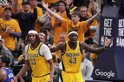 Myles Turner y Pascal Siakam, en un partido de la final de la Conferencia Este de la NBA.