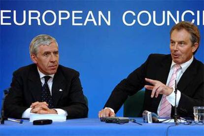 El primer ministro británico, Tony Blair (derecha), junto a su ministro de Exteriores, Jack Straw, el pasado viernes durante la cumbre en Bruselas.