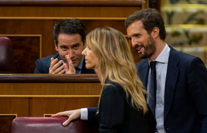 El secretario general del PP, Teodoro García Egea, aplaude a Cayetana Álvarez de Toledo en el Congreso, en presencia de Pablo Casado.