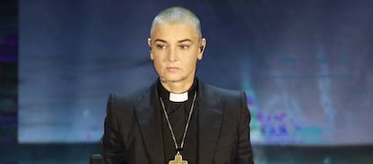 La cantante Sinead O'Connor, durante una actuación en Milán.