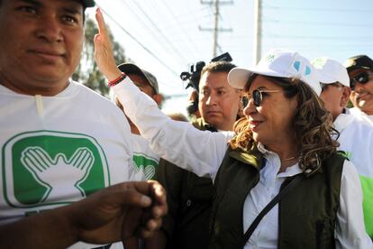 Sandra Torres saluda a sus seguidores el 5 de agosto en Ciudad de Guatemala.