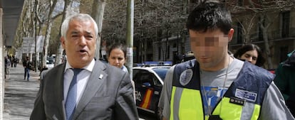 El presidente de la Asociaci&oacute;n de Usuarios de Servicios Bancarios (Ausbanc), Luis Pineda, tras el registro de su sede en Madrid el mes pasado. 