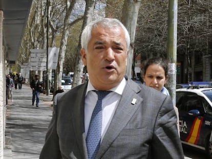 El presidente de la Asociaci&oacute;n de Usuarios de Servicios Bancarios (Ausbanc), Luis Pineda, tras el registro de su sede en Madrid el mes pasado. 