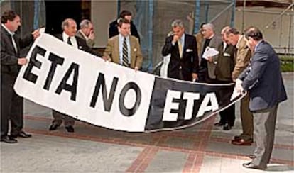 El PSE propondrá a las diputaciones y ayuntamientos vascos que luzcan en sus fachadas pancartas con el lema <i>ETA no. ETA ez.</i>