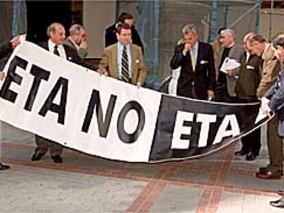 El PSE propondrá a las diputaciones y ayuntamientos vascos que luzcan en sus fachadas pancartas con el lema <i>ETA no. ETA ez.</i>