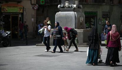 Veïnes del Raval a la Plaça del Pedró