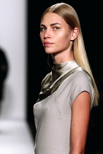 <b>Al natural
</b>Dolce&Gabanna, Narciso Rodriguez o Balmain han empleado <i>looks</i> naturales y al mismo tiempo muy elaborados con un corte rotundo y muy liso. Un truco: pulverizar un poco de laca en una brocha de afeitar (para tener una cantidad mínima de producto) y aplicarlo en la parte superior de la cabeza para eliminar esos pelos rebeldes y la electricidad estática.
