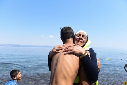 Abraço entre dois imigrantes após chegar à costa da ilha grega de Lesbos.