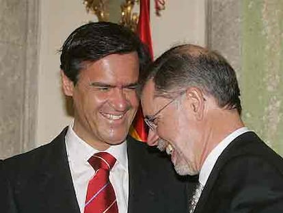 López Aguilar regala a Bermejo un disco que grabó el nuevo ministro.