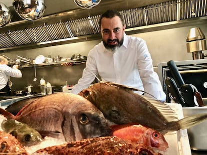 Rafa Zafra, en las cocinas del restaurante Estimar, en Madrid.