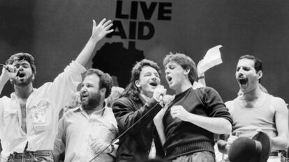 George Michael, el promotor Harvey Goldsmith, Bono, Paul McCartney y Freddie Mercury, en el escenario de Live Aid, el 13 julio de 1985 en el Wembley Stadium de Londres.