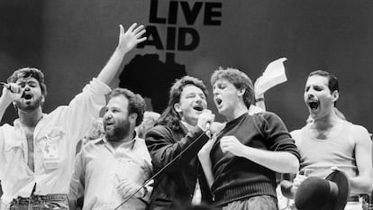 George Michael, el promotor Harvey Goldsmith, Bono, Paul McCartney y Freddie Mercury, en el escenario de Live Aid, el 13 julio de 1985 en el Wembley Stadium de Londres.