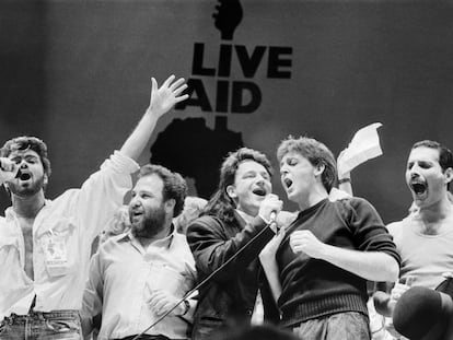 George Michael, el promotor Harvey Goldsmith, Bono, Paul McCartney y Freddie Mercury, en el escenario de Live Aid, el 13 julio de 1985 en el Wembley Stadium de Londres.