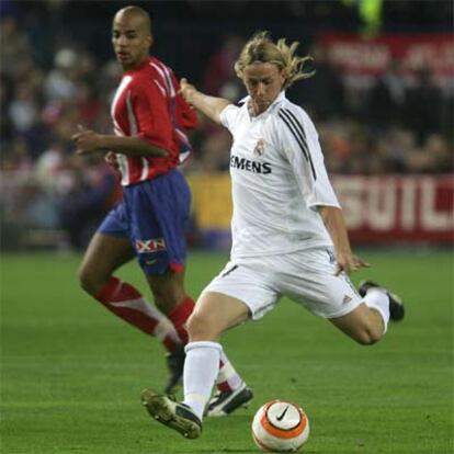 Guti se perfila para dar un pase largo en el Calderón, durante el último <i>derby.</i>