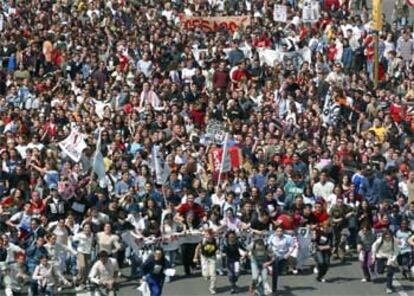 Miles de estudiantes de enseñanza secundaria han salido a las calles de la capital balear para pedir el fin del ataque contra Irak. Posteriormente, han cortado el trafico del paseo marítimo, para terminar frente a la delegación de Gobierno donde han colocado una pancarta.